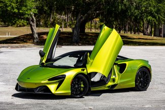 Used 2023 McLaren Artura image 1