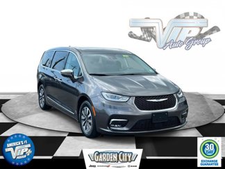 Used 2022 Chrysler Pacifica Limited w/ Uconnect Theater Family Group image 1