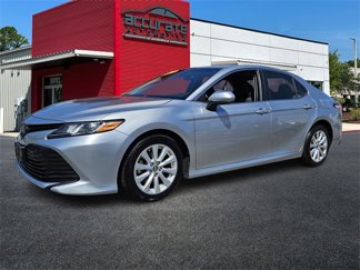 Used 2018 Toyota Camry LE image 1