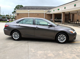 Used 2015 Toyota Camry LE image 1