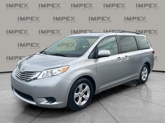 Used 2015 Toyota Sienna LE image 1