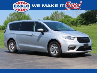 Certified 2023 Chrysler Pacifica Touring-L image 1