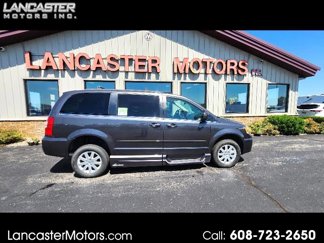 Used 2016 Chrysler Town & Country LX image 1