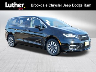 New 2025 Chrysler Pacifica Select w/ Uconnect Theater Family Group image 1