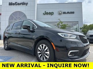 Used 2022 Chrysler Pacifica Touring-L image 1