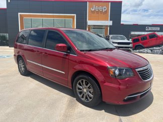 Used 2016 Chrysler Town & Country S image 1