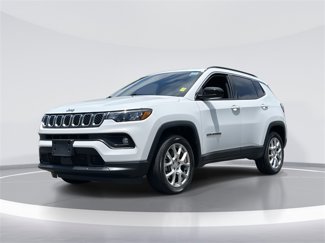 Used 2023 Jeep Compass Latitude image 1