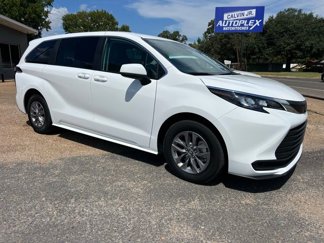 Used 2024 Toyota Sienna LE image 1