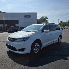Used 2017 Chrysler Pacifica Touring-L w/ Tire & Wheel Group image 1
