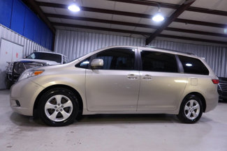 Used 2017 Toyota Sienna LE image 1