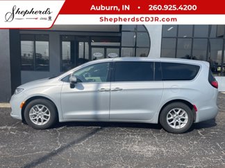 Used 2023 Chrysler Pacifica Touring-L image 1