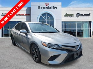 Used 2018 Toyota Camry SE image 1