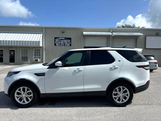 Used 2020 Land Rover Discovery SE image 1