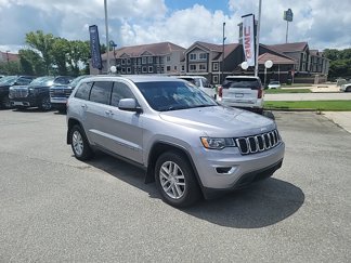Used 2018 Jeep Grand Cherokee Laredo image 1