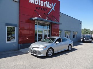 Used 2019 Toyota Camry LE image 1