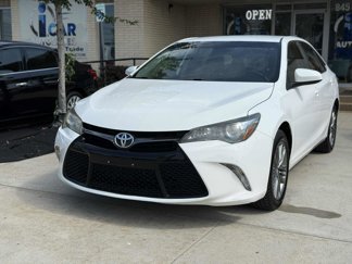 Used 2016 Toyota Camry SE image 1