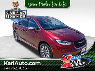 Used 2022 Chrysler Pacifica Limited w/ Uconnect Theater Family Group image 1