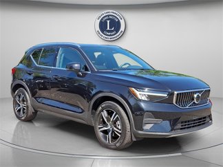 Used 2025 Volvo XC40 B5 Core image 1