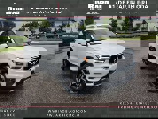 Used 2021 Volvo XC40 T4 Momentum image 1