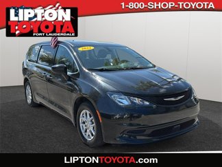 Used 2022 Chrysler Voyager LX image 1