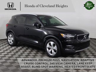 Used 2022 Volvo XC40 T4 Momentum image 1