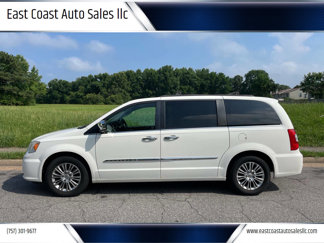 Used 2013 Chrysler Town & Country Touring-L w/ Entertainment Group #2 image 1