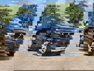 Used 2021 Volvo XC40 T4 Momentum image 1