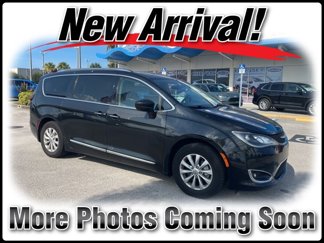 Used 2018 Chrysler Pacifica Touring-L image 1