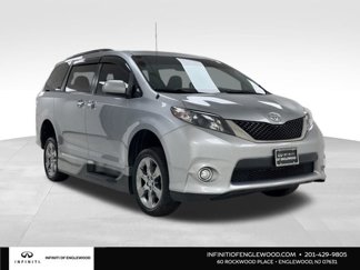 Used 2014 Toyota Sienna SE image 1