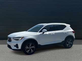 Certified 2025 Volvo XC40 B5 Core image 1