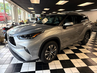 Used 2022 Toyota Highlander XLE image 1