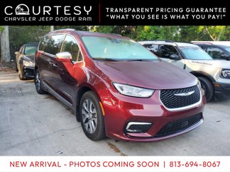 Used 2022 Chrysler Pacifica Pinnacle image 1