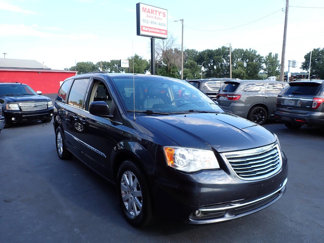 Used 2014 Chrysler Town & Country Touring image 1