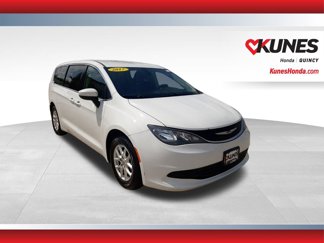 Used 2017 Chrysler Pacifica Touring image 1