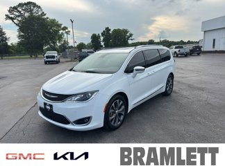 Used 2017 Chrysler Pacifica Limited image 1