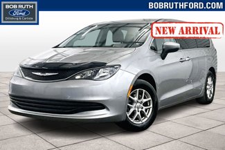 Used 2017 Chrysler Pacifica Touring image 1