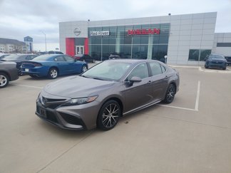 Used 2022 Toyota Camry SE image 1