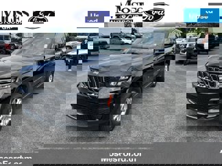 Used 2023 Jeep Grand Cherokee Laredo image 1