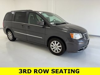 Used 2015 Chrysler Town & Country Touring image 1