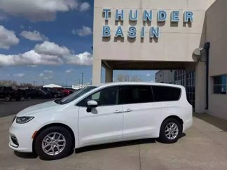 Used 2023 Chrysler Pacifica Touring-L image 1