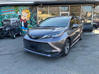 Used 2021 Toyota Sienna LE image 1
