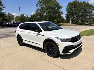Used 2022 Volkswagen Tiguan SE R-Line image 1