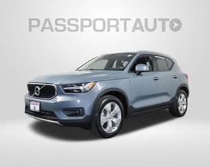 Used 2022 Volvo XC40 T5 Momentum image 1