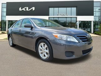 Used 2011 Toyota Camry LE image 1