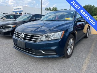 Used 2018 Volkswagen Passat 2.0T SE image 1