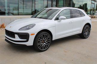 Certified 2025 Porsche Macan image 1
