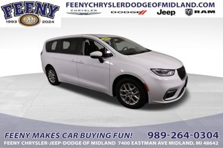 Used 2023 Chrysler Pacifica Touring-L image 1