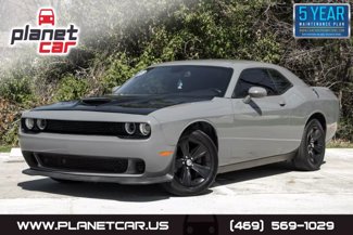 Used 2019 Dodge Challenger SXT image 1