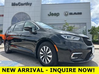 Used 2023 Chrysler Pacifica Touring-L image 1