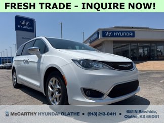 Used 2017 Chrysler Pacifica Limited image 1